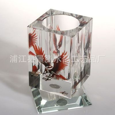 笔筒&amp;名片盒 旋转深雕各种图案上色水晶笔筒(图案完全定制)创意办公形象用品-浦江县景腾水晶工艺品提供笔筒&amp;名片盒 旋转深雕各种图案上色水晶笔筒(图案完全定制)创意办公形象用品的相关介绍、产品、服务、图片、价格浦江县景腾水晶工艺品、水晶烟灰缸;水晶奖杯奖牌;水晶钥匙扣;水晶汽车挂件;水晶办公摆件;水晶内雕摆件;水晶鼎;水晶笔筒;水晶汽车香水瓶;其他水晶礼品