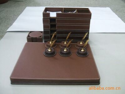 家居办公礼品用品 厂家供应时尚精美PU皮质笔筒 办公桌用品商务礼品 多功能笔筒定做-深圳市港源达皮具制品提供家居办公礼品用品 厂家供应时尚精美PU皮质笔筒 办公桌用品商务礼品 多功能笔筒定做的相关介绍、产品、服务、图片、价格深圳市港源达皮具制品、公文包、手袋、皮具、银包、PVC手袋、无纺布袋、银包系列、女包系列、匙包系列、化装盒、珠宝盒、礼品